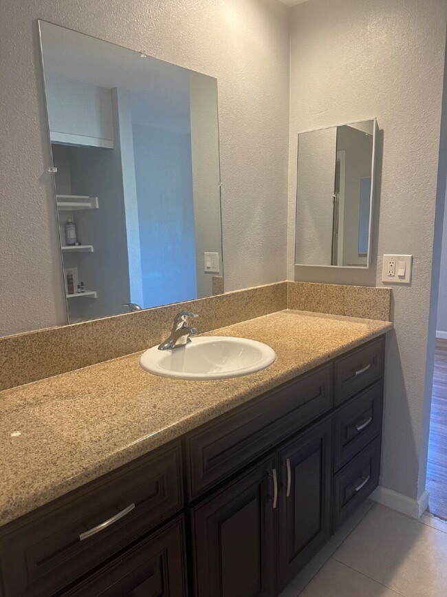 Building Photo - $2,900 - 2 Bed 2 Bath Condo in Oceanside Near Beach!