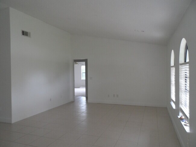 Building Photo - JUST LISTED -5 BEDROOM + BONUS ROOM - DELTONA NO PETS ALLOWED