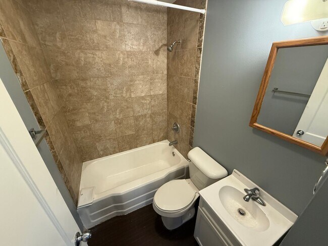 Building Photo - 2 Bed, 1 Bath Single-Family Home Close to Downtown!