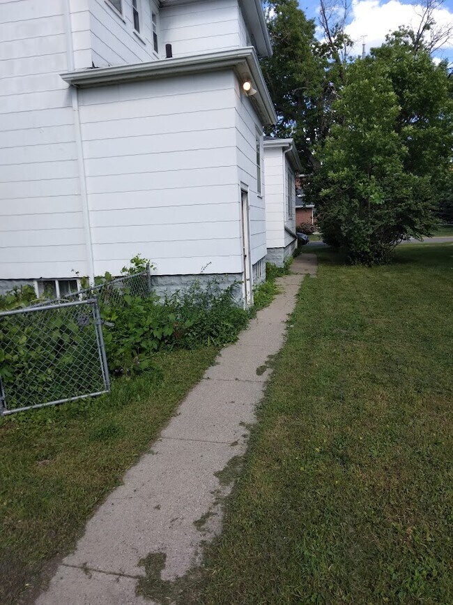 Building Photo - 606 7th St N