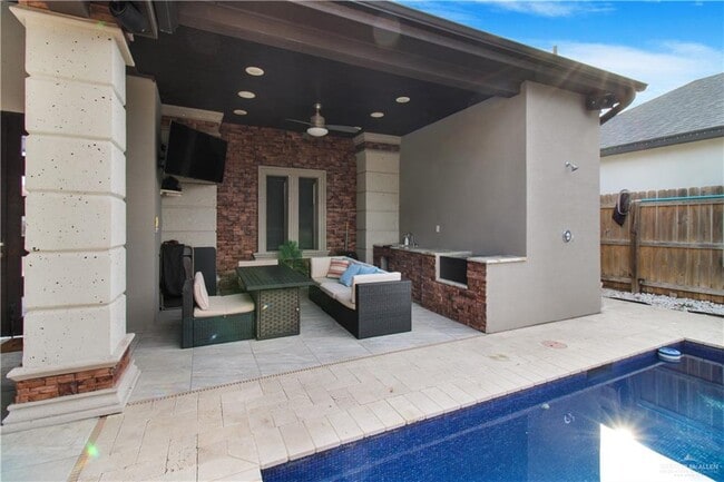 Building Photo - 30 Queens Ave