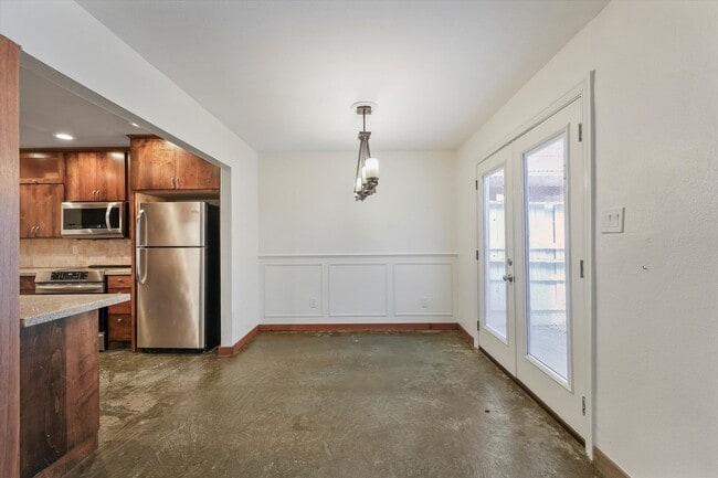Building Photo - Modern and Sleek Three Bedroom Townhome!