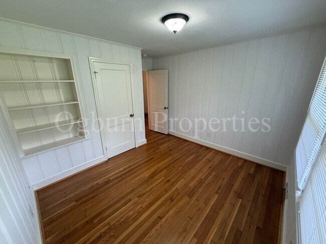 Building Photo - 2403 Lyndhurst Ave