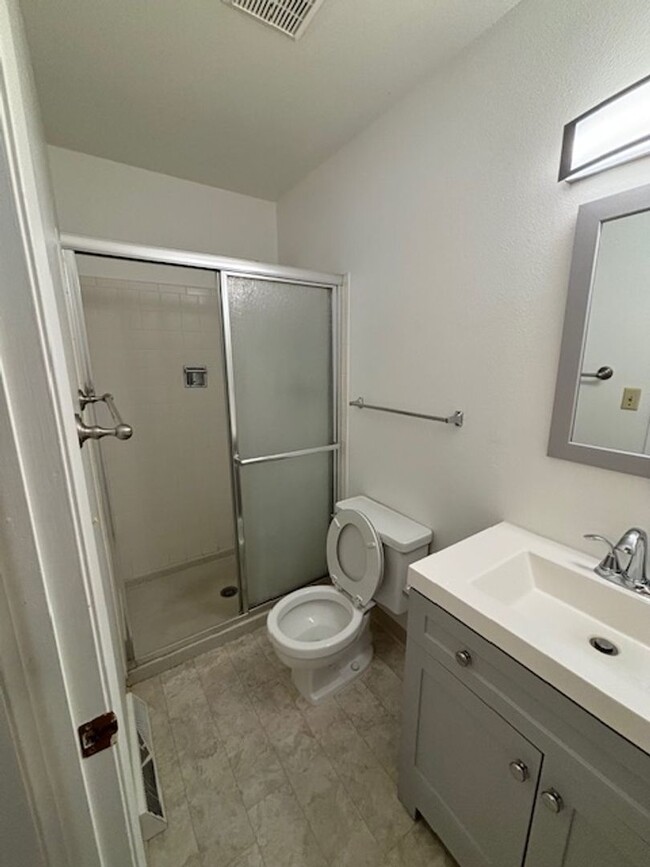 Building Photo - Updated 2 bd/3ba Townhome in Lakewood
