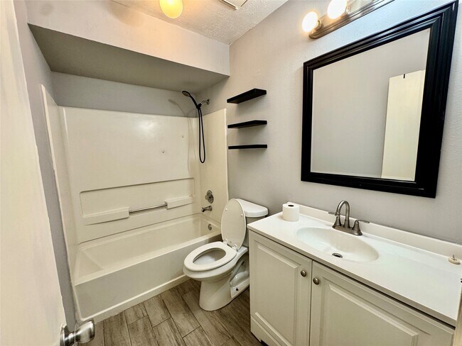 Building Photo - 16214 Mission Glen Dr