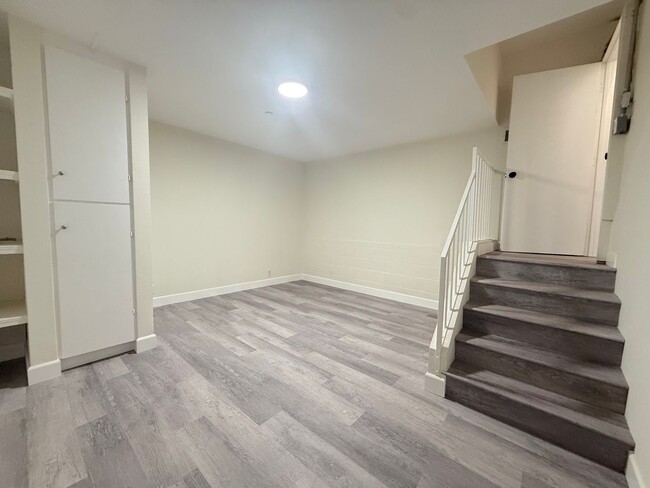 Building Photo - Beautifully Updated End-Unit Condo for Ren...