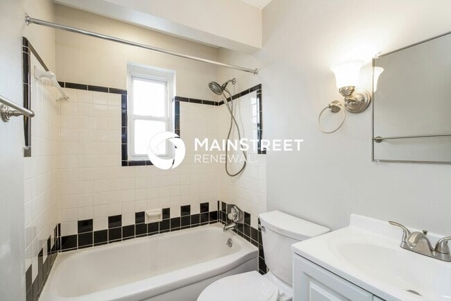 Building Photo - 4 Bedroom Pet-Friendly Home in Cincinnati, OH with Main Street Renewal