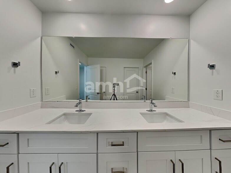 Building Photo - 4531 S 97th Dr