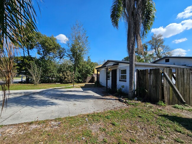 Building Photo - AWESOME DEAL 3 Bedroom |1 Bath HOUSE !