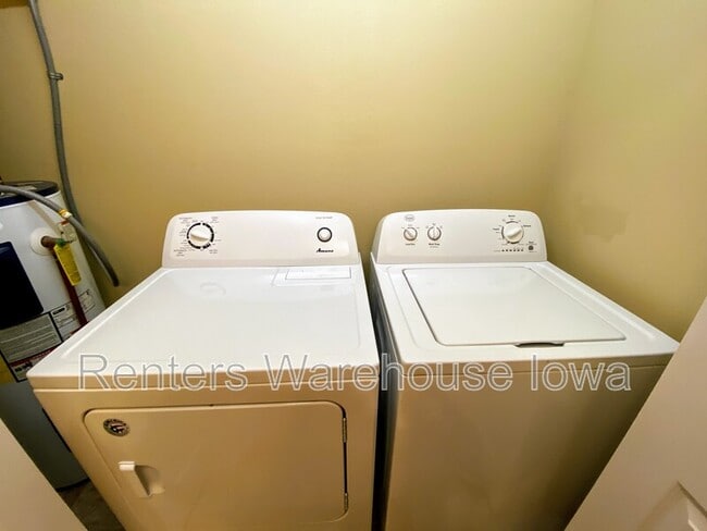 Building Photo - 2000 Meadow Ct