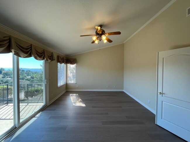 Building Photo - MOVE IN READY 5+4 in guard-gated Porter Ra...