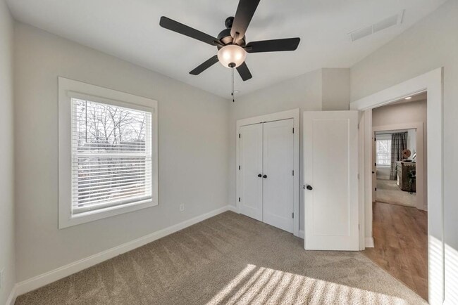 Building Photo - 320 Oak Arms Wy