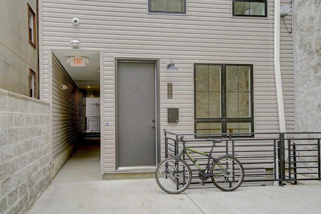 Building Photo - 728 S 10th St