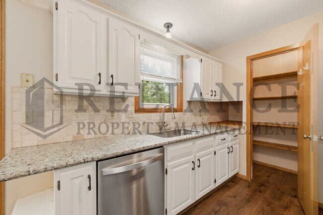 Building Photo - 516 N Lakeside Dr