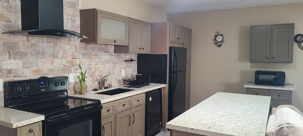 Building Photo - 761 Diamond Dr