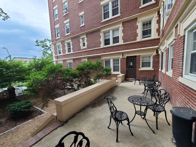 Building Photo - Coolidge Corner - Roof Deck - Updated - Laundry