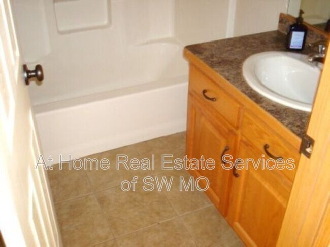 Building Photo - 1133 N Westwood Ave