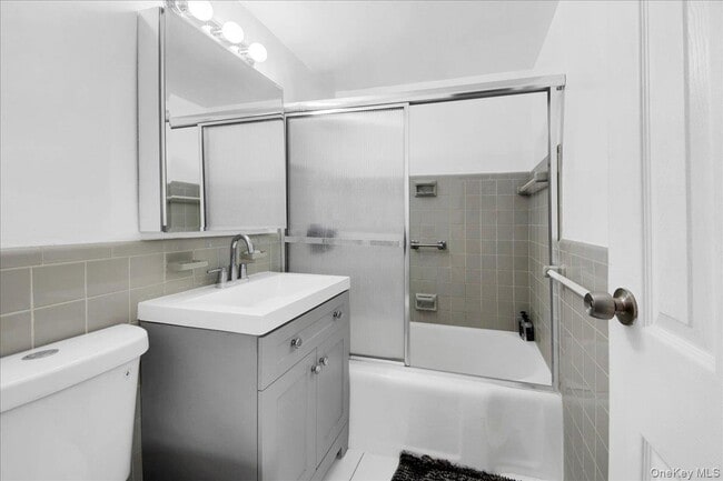 Building Photo - 6 Fordham Hill Oval