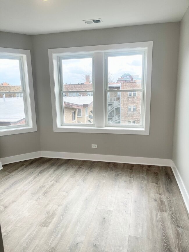 Building Photo - 722 N Austin Blvd