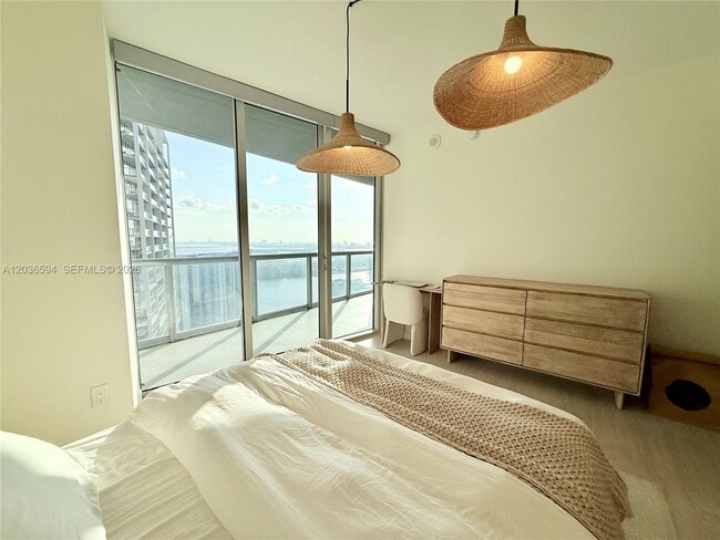 Building Photo - 495 Brickell Ave