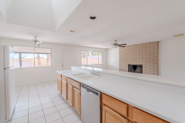Building Photo - 2543 E Huntington Dr