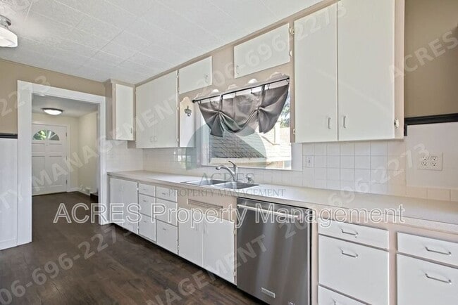 Building Photo - 15446 21st Ave SW