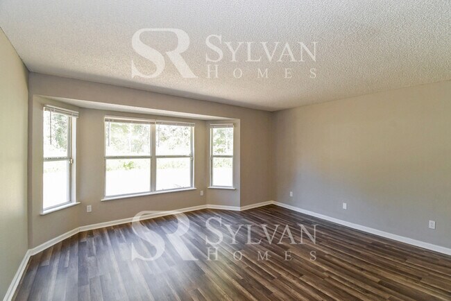 Building Photo - This charming home is move-in ready