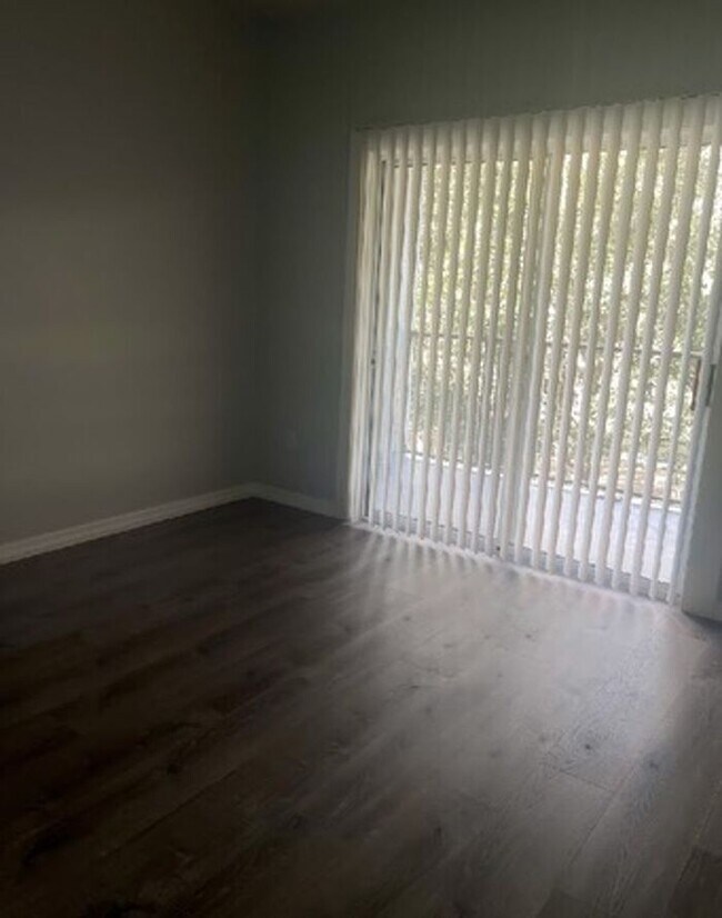 Building Photo - Beautiful Townhouse 3Beds / 2 and Half Bath