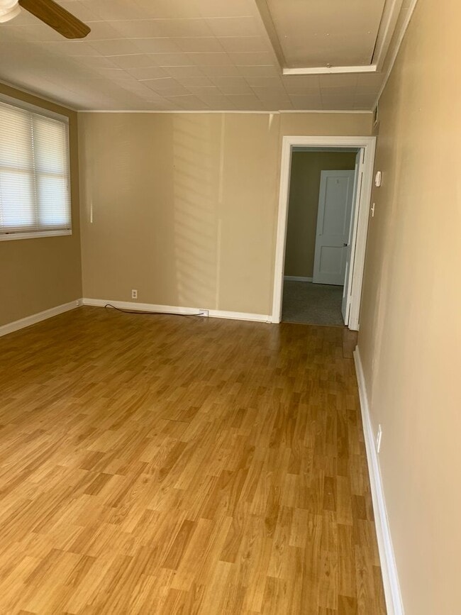 Building Photo - 2 Bedroom/1 bath Brick Duplex  Kingsport, TN