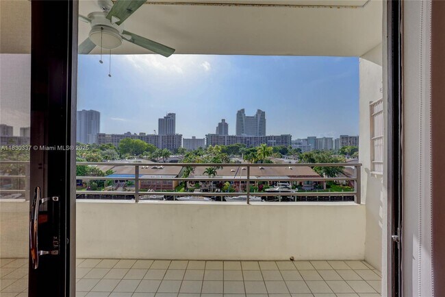 Building Photo - 2500 Parkview Dr