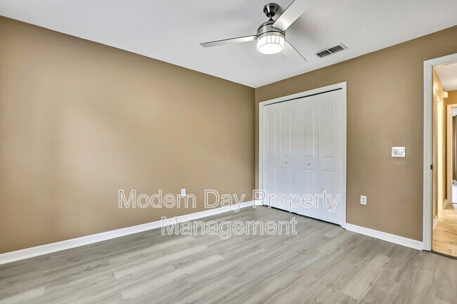 Building Photo - 12320 Papercraft Ave