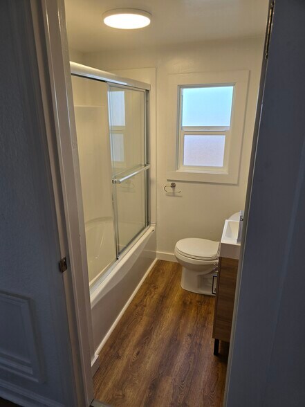 Main Bath - 815 Marshall St