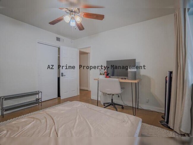 Building Photo - 351 E Encanto Dr