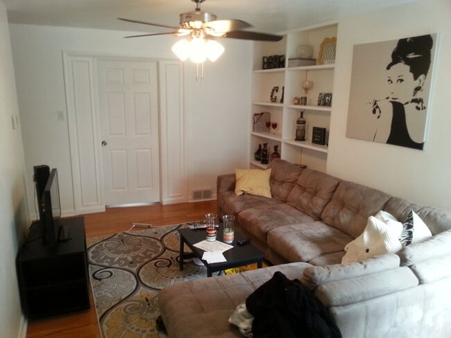Building Photo - Southside Flats Recently Renovated 3 bedro...