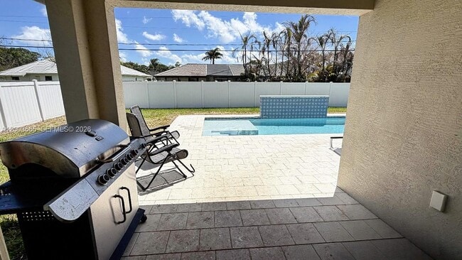 Building Photo - 2402 SE Gillette Ave