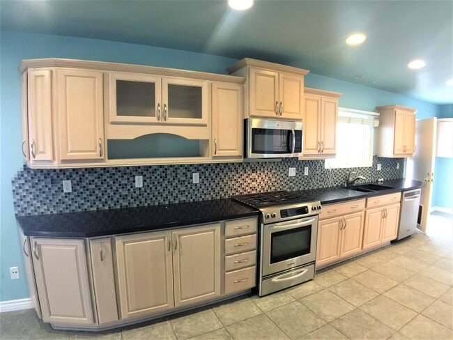 Building Photo - Spacious 4 Bed/2 Bath Spacious House for Lease in El Segundo