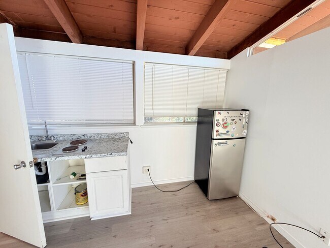 Building Photo - 401 N Lupine St