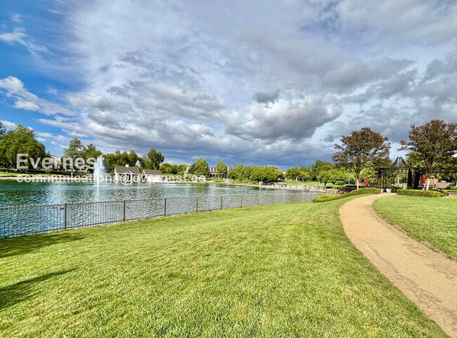 Building Photo - 5 Bed/3.5 Bath Home with Garage / Vouchers Accepted / Available Now!