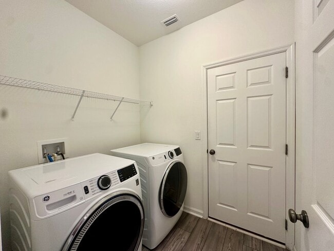 Building Photo - Spacious Home in Growing Area!