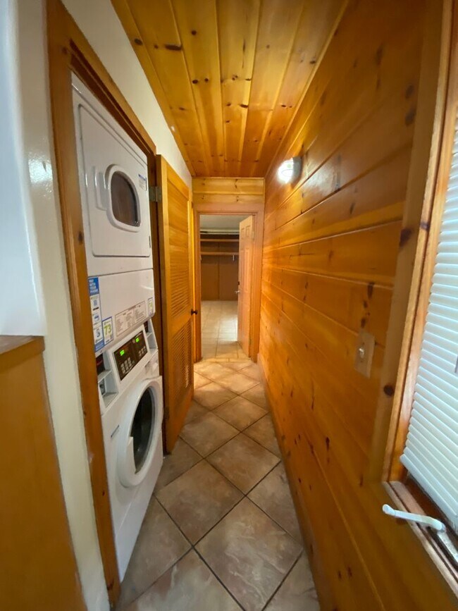 Building Photo - 6585 Del Playa Dr