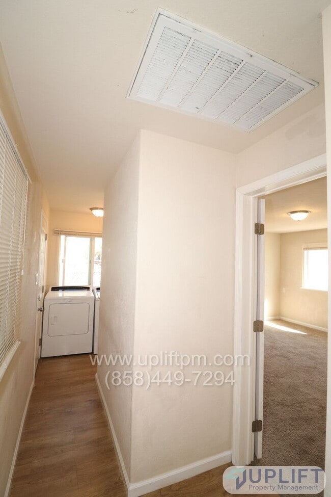 Building Photo - 950 B St