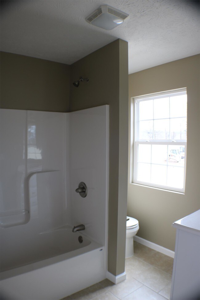 Building Photo - 2 Sugar Maple Ln