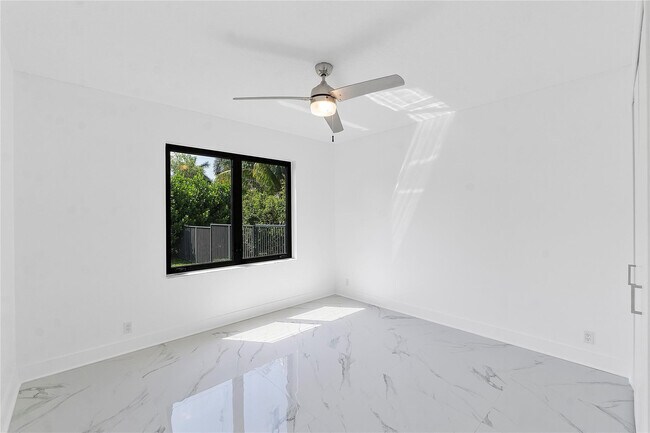 Building Photo - 410 Sabal Way