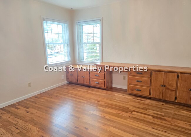 Building Photo - Charming 3-Bedroom Home in Monterey