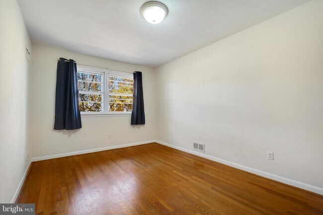 Building Photo - 6220 Robinwood Rd