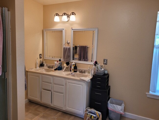 Building Photo - Beautiful 4BR/3Ba Home in Susanville CA  3420 Sq Feet