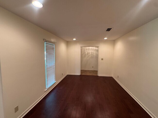 Building Photo - Beautiful home with over 2k square feet!