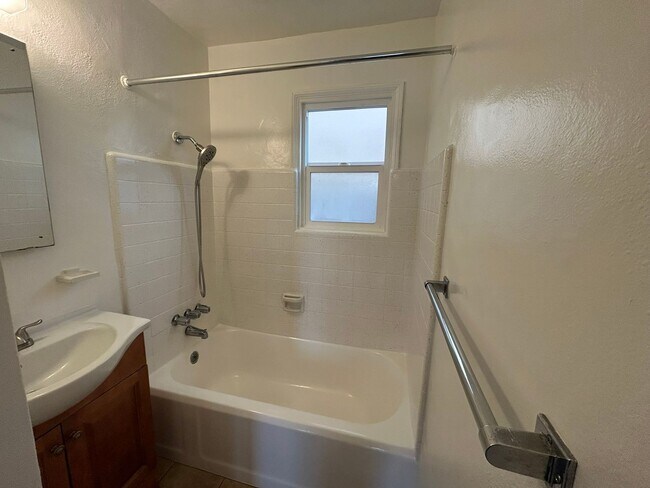 Building Photo - Vintage Charm in Cortez Hills!