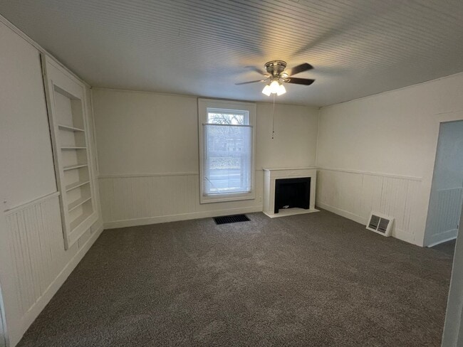 Building Photo - 5 Bedroom Available NOW