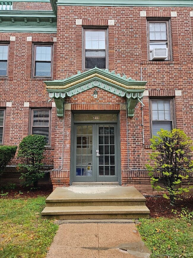 Building Photo - 211 Fountain St